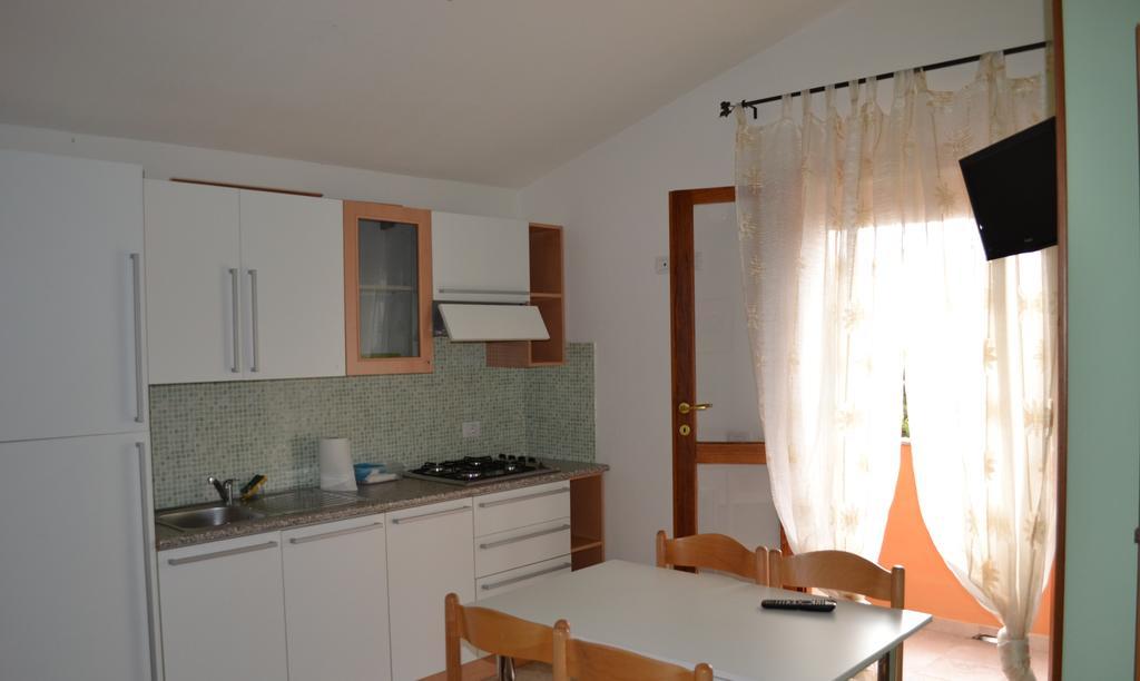 Apartments Mimose Badesi Ruang foto